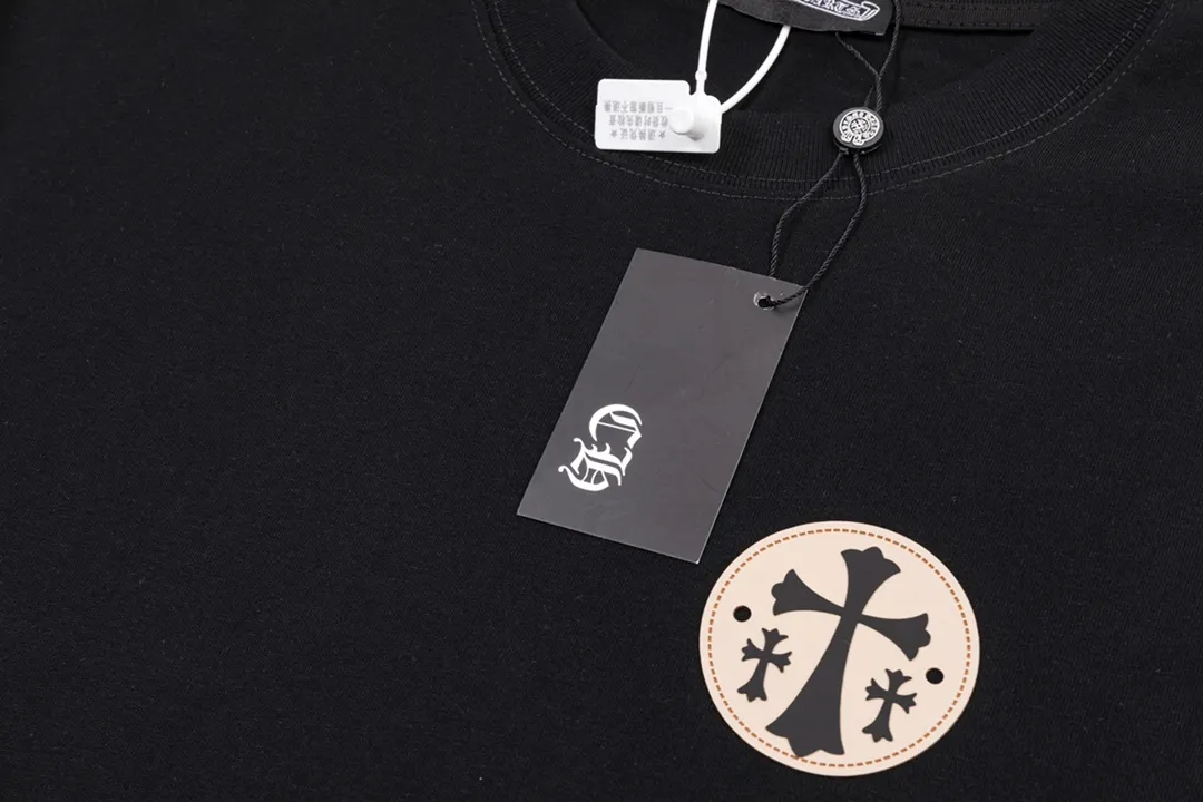 P200 CHROME HEARTS LoGo is fashionable and elegant, with a dropped shoulder style. The fabric is made of 26s double-yarn combed cotton compact spinning yarn with a weight of 280. It is matched with 1*1 Salona rib. The fabric is fermented and has a loose fit. Color: Black Size: S～XXL